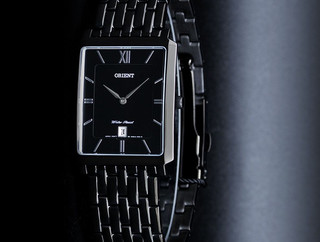 GWAA001B кварцевые часы на стальном литом браслете.